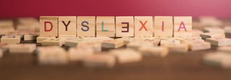 קוביות עץ עם אותיות היוצרות את המילה Dyslexia